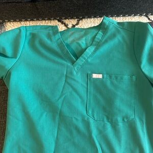 Figs SET Amazon Green, (looks way lighter in the photo)